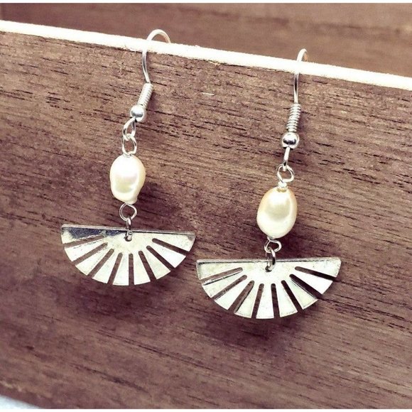 Simple pearl Earrings - Picture 11 of 12